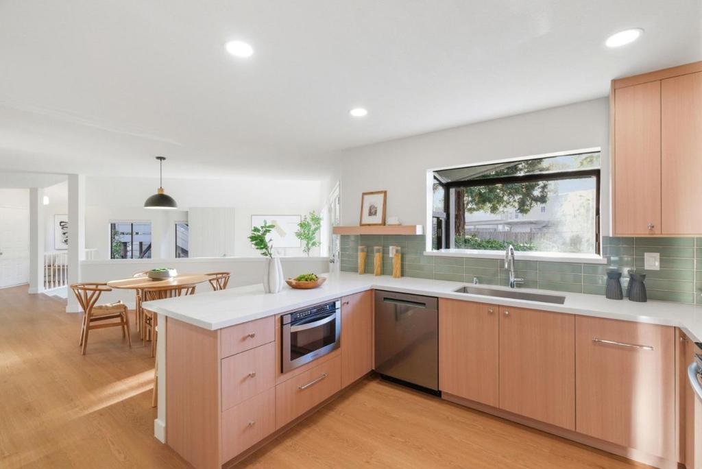 Active for sale at Mountain View, CA, Mountain View, CA CA and 3 baths