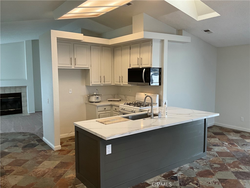 Residential Lease for rent at 39513 Oak Cliff Drive, Temecula CA featuring 3 beds and 2 baths