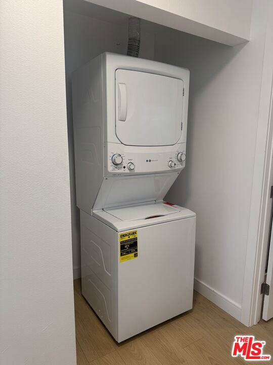 Residential Lease for rent at 4013 S Walton Avenue 1/2, Los Angeles, Los Angeles County CA featuring 1 bed and 1 bath