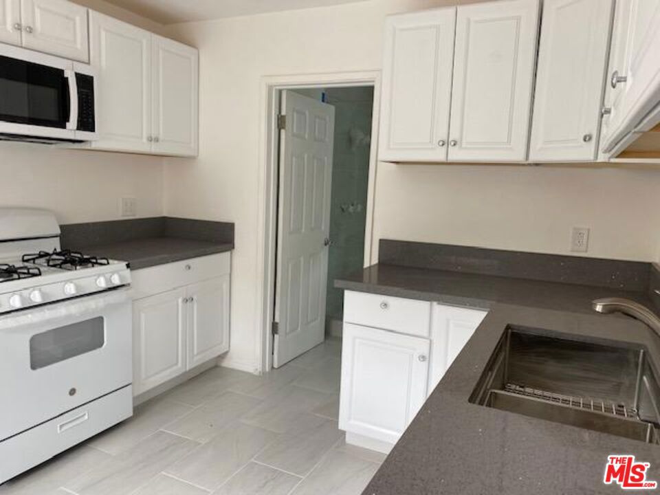 Residential Lease for rent at 1617 W 11th Place, Los Angeles, Los Angeles County CA and 1 bath