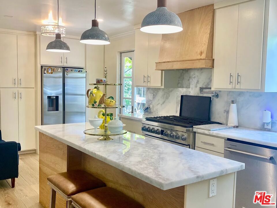 Residential Lease for rent at 11323 Mississippi Avenue, Los Angeles, Los Angeles County CA featuring 2 beds and 1 bath