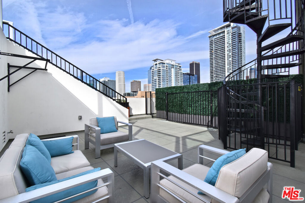 Residential for sale at 939 S Broadway 1006, Los Angeles CA featuring 2 beds and 1 bath
