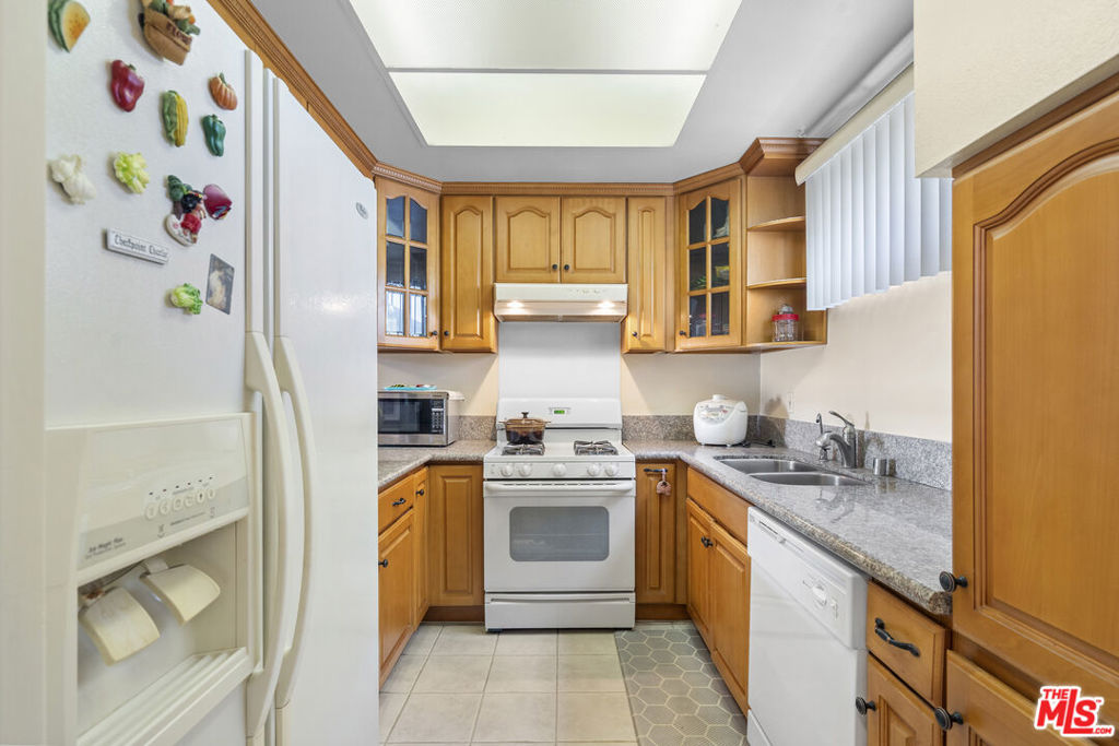 Residential for sale at 729 S Hobart Boulevard 40, Los Angeles CA featuring 1 bed and 1 bath