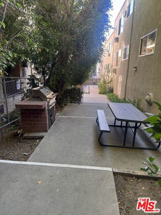 Residential Lease for rent at 976 Larrabee Street 225, West Hollywood CA featuring 1 bed and 1 bath