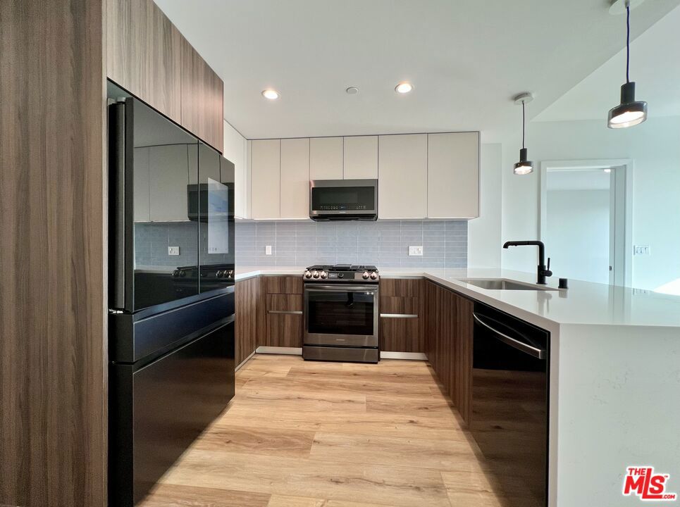 Residential Lease for rent at 5801 Camerford Avenue PH2, Los Angeles, Los Angeles County CA featuring 2 beds and 2 baths