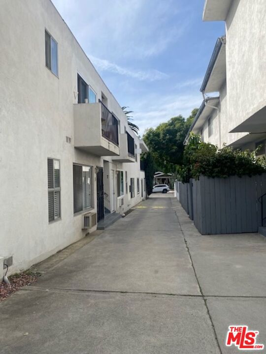 Residential Income for sale at 2030 Holly Drive, Los Angeles CA featuring 66 beds and 40 baths