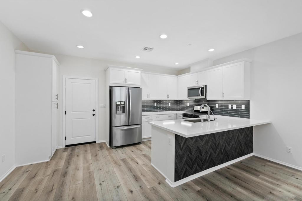 Residential Lease for rent at 1257 Calle Datura 159, Chula Vista CA featuring 3 beds and 3 baths