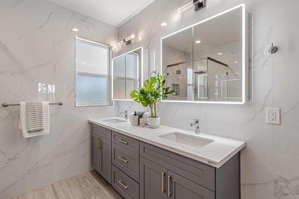 Residential for sale at 304308 Redwood Avenue, Redwood City CA featuring 7 beds and 6 baths