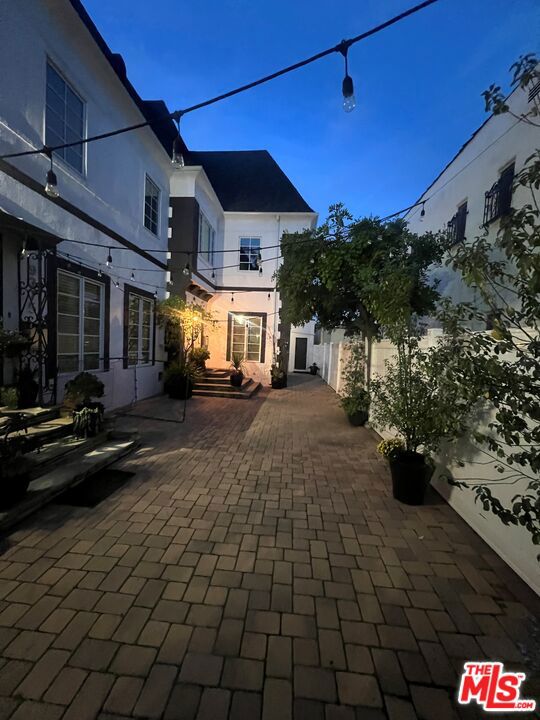 Residential Lease for rent at 9373 W Olympic Boulevard, Beverly Hills, Los Angeles County CA featuring 3 beds and 3 baths