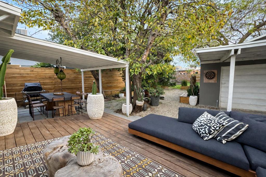 Residential Lease for rent at 230 W Elmwood Avenue, Burbank, Los Angeles County CA featuring 2 beds and 1 bath