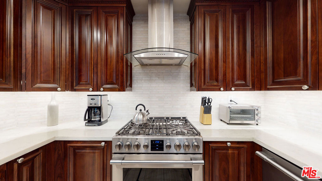 Residential Lease for rent at 907 S SHENANDOAH Street 101, Los Angeles, Los Angeles County CA featuring 3 beds and 3 baths