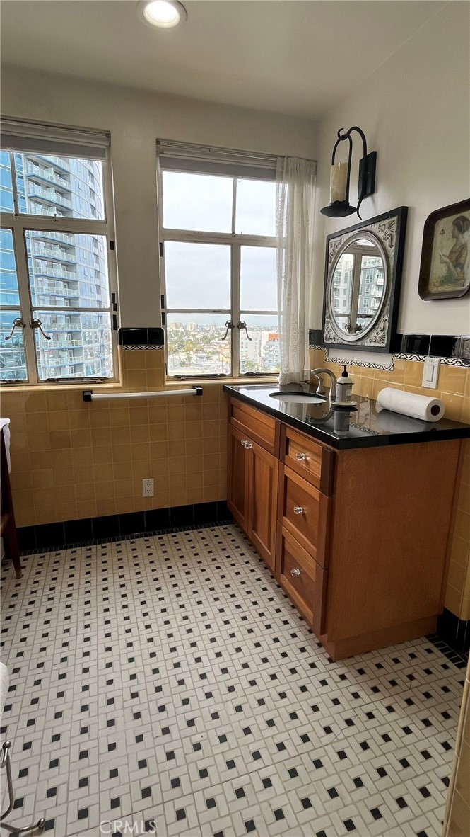 Residential Lease for rent at 800 E Ocean Boulevard 902, Long Beach CA featuring 1 bed and 1 bath