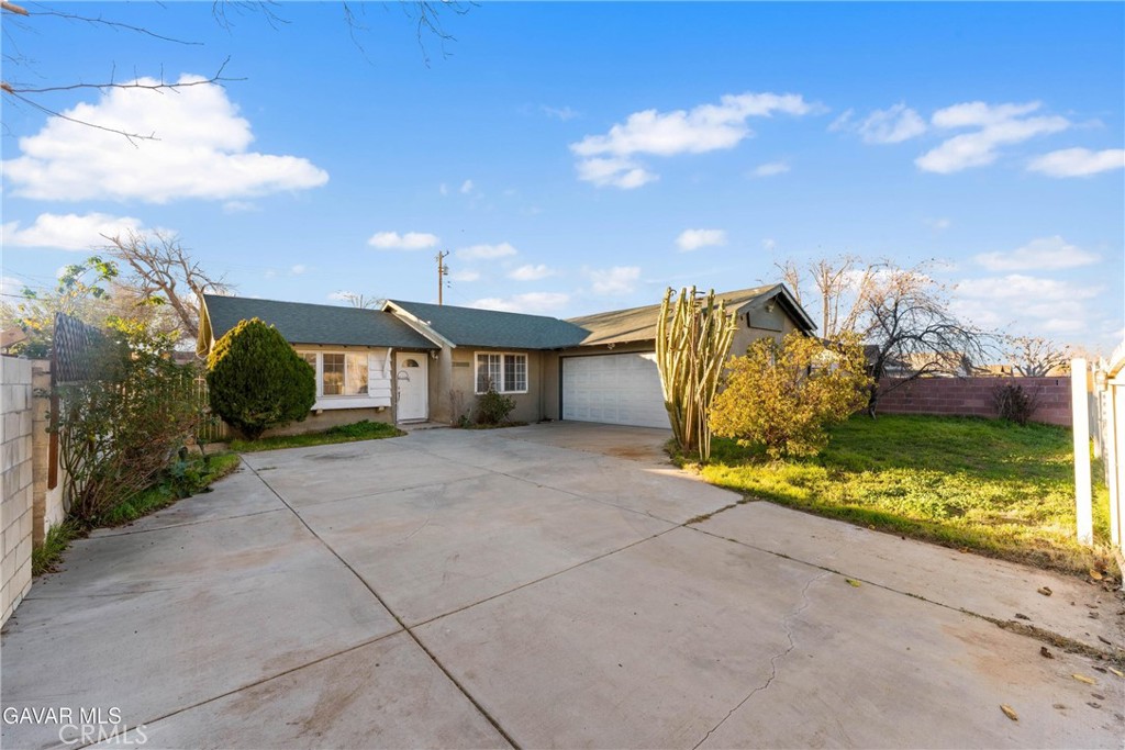 Residential for sale at 38609 Glenraven, Palmdale CA featuring 3 beds and 2 baths