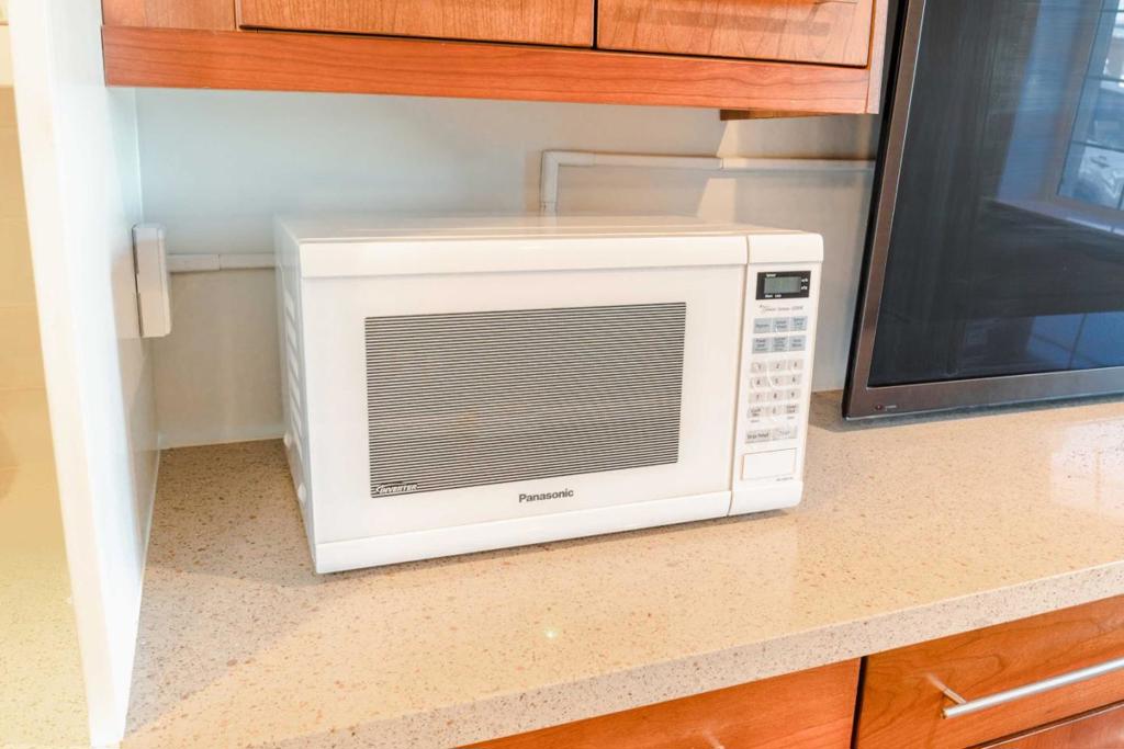 Residential Lease for rent at 653 Saint Francis Boulevard, Daly City CA featuring 2 beds and 3 baths