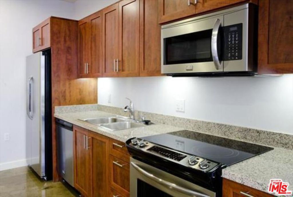Residential Lease for rent at 315 W 5th Street 906, Los Angeles, Los Angeles County CA and 1 bath