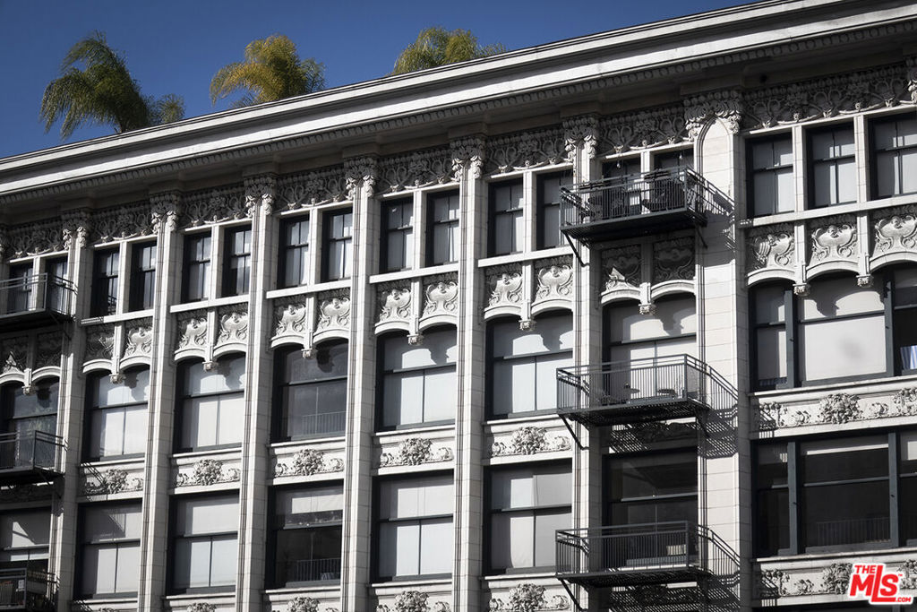 Residential Lease for rent at 315 W 5th Street 402, Los Angeles, Los Angeles County CA featuring 1 bed and 1 bath