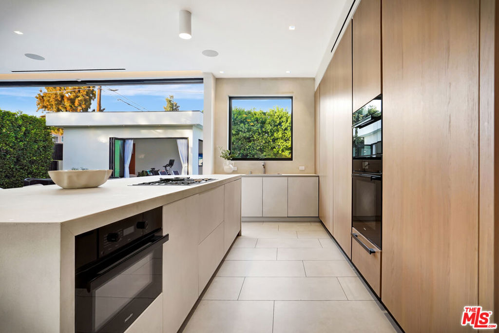 Residential Lease for rent at 6687 Colgate Avenue, Los Angeles, Los Angeles County CA featuring 6 beds and 6 baths