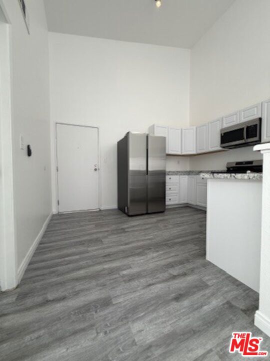 Residential Lease for rent at 621 N Bronson Avenue 202, Los Angeles, Los Angeles County CA featuring 2 beds and 2 baths