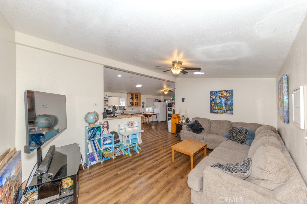 Manufactured In Park for sale at 126 Pecan Lane, Fountain Valley CA featuring 3 beds and 3 baths