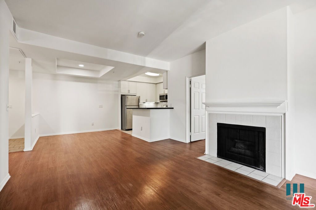 Residential Lease for rent at 1561 S Barrington Avenue 302, Los Angeles, Los Angeles County CA featuring 2 beds and 2 baths