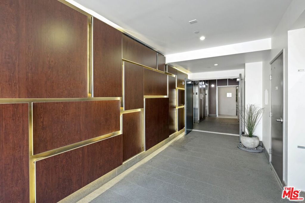 Residential Lease for rent at 1301 Brockton Avenue ph12, Los Angeles, Los Angeles County CA featuring 3 beds and 3 baths