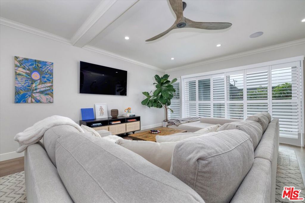 Residential for sale at 2021 California Avenue 20, Santa Monica CA featuring 2 beds and 2 baths