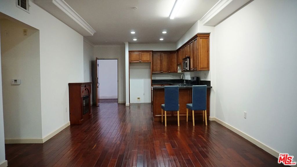 Residential Lease for rent at 1037 S Fedora Street 104, Los Angeles, Los Angeles County CA featuring 2 beds and 2 baths