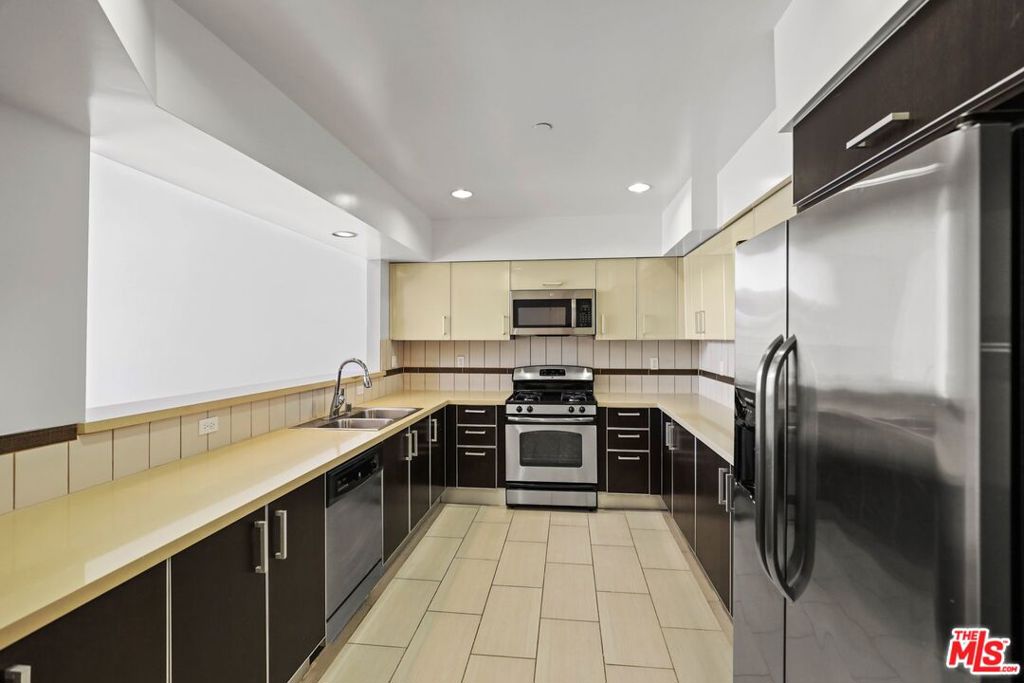 Residential Lease for rent at 11346 Iowa Avenue 105, Los Angeles, Los Angeles County CA featuring 4 beds and 3 baths