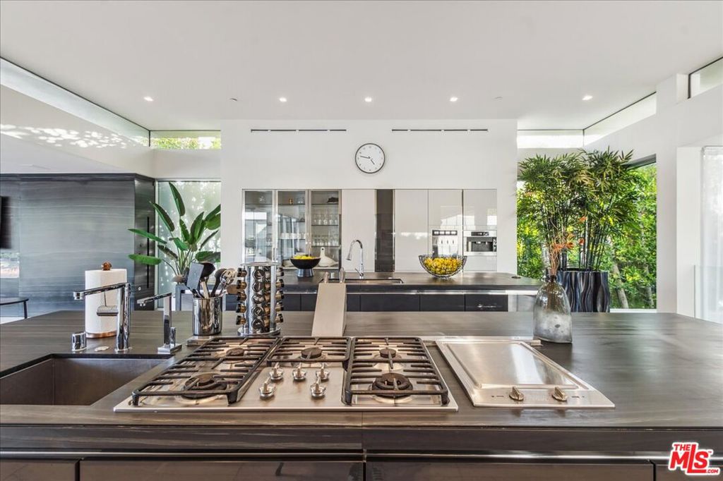 Residential Lease for rent at 1620 Carla, Beverly Hills CA featuring 6 beds and 9 baths