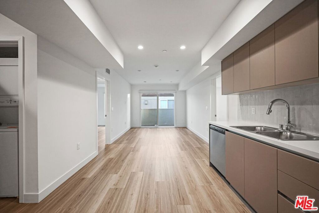 Residential Lease for rent at 10405 Louisiana Avenue 403, Los Angeles, Los Angeles County CA featuring 5 beds and 5 baths
