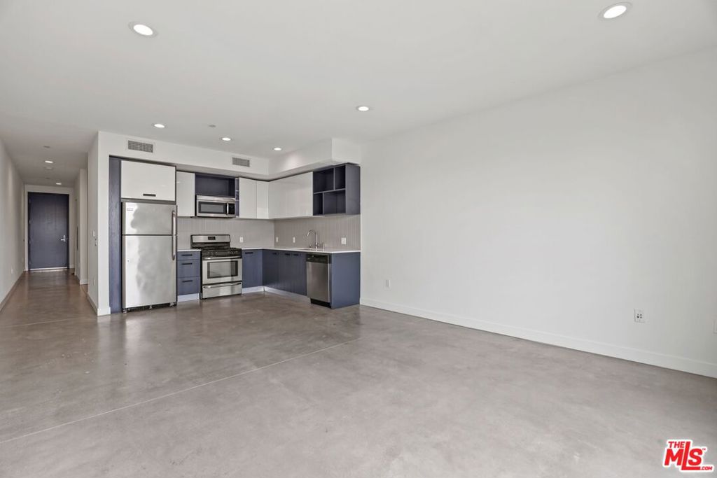 Residential Lease for rent at 10810 Palms Boulevard 204, Los Angeles, Los Angeles County CA featuring 1 bed and 1 bath