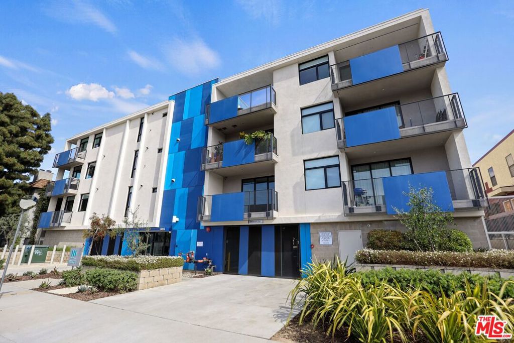 Residential Lease for rent at 10810 Palms Boulevard 303, Los Angeles, Los Angeles County CA featuring 1 bed and 1 bath