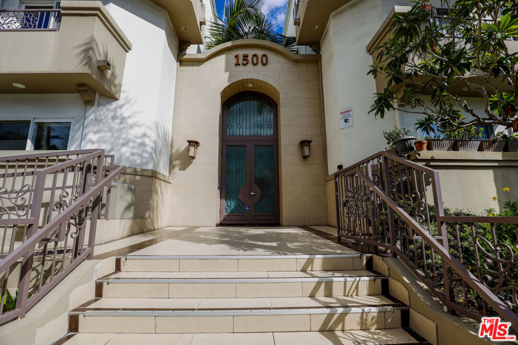 Residential Lease for rent at 1500 Purdue 204, Los Angeles, Los Angeles County CA featuring 3 beds and 3 baths
