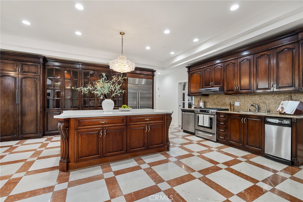 Active for sale at Glendale, CA, Glendale, CA CA and 6 baths