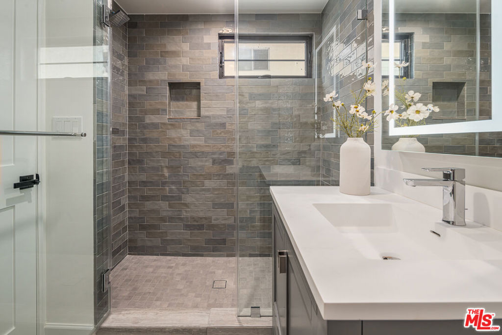 Residential Lease for rent at 1147 N Beachwood 5, Los Angeles, Los Angeles County CA featuring 3 beds and 4 baths