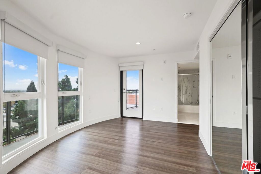 Residential Lease for rent at 1539 Purdue 107, Los Angeles, Los Angeles County CA featuring 3 beds and 3 baths