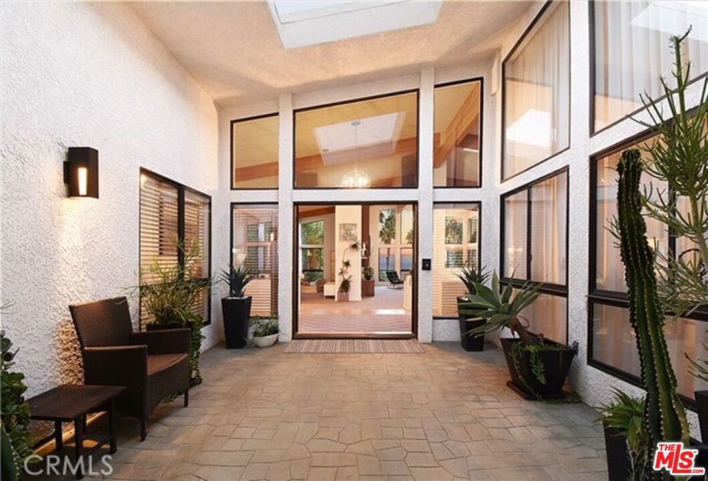 Residential Lease for rent at 6508 Via Baron, Rancho Palos Verdes CA featuring 4 beds and 5 baths