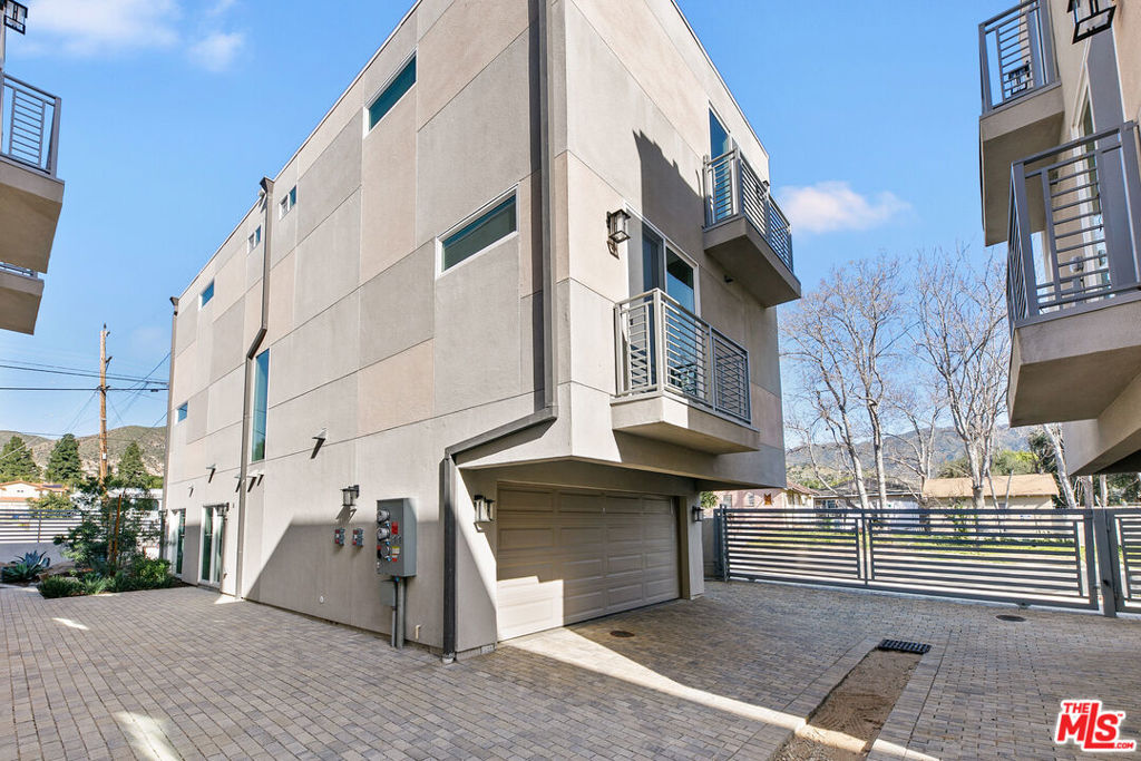 Residential Lease for rent at 15106 Roxford St Sylmar 13627, Los Angeles, Los Angeles County CA featuring 3 beds and 3 baths