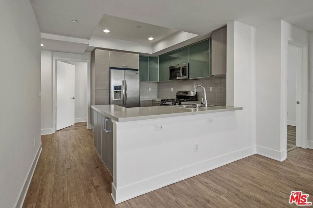 Residential Lease for rent at 11818 Dorothy Street ph2, Los Angeles, Los Angeles County CA featuring 3 beds and 3 baths