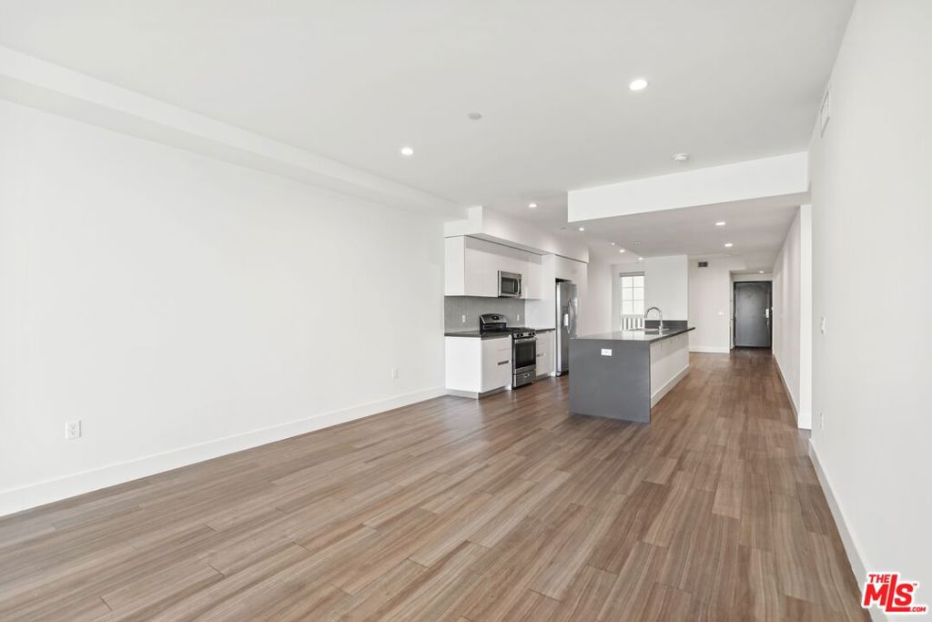 Residential Lease for rent at 11847 Kiowa 206, Los Angeles, Los Angeles County CA featuring 3 beds and 3 baths