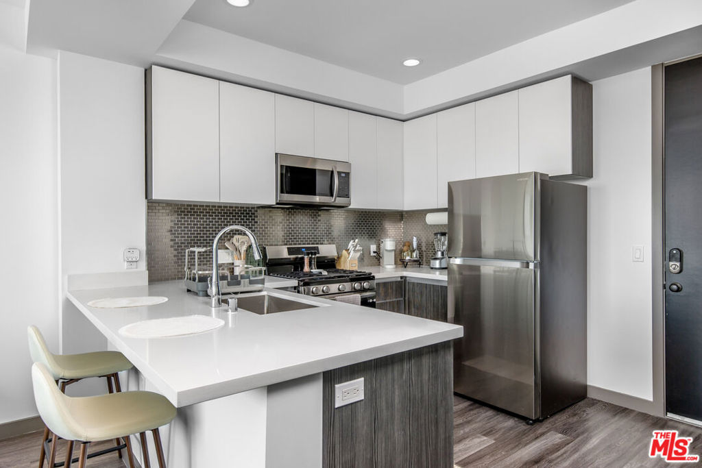 Residential Lease for rent at 3617 Venice Boulevard, Los Angeles, Los Angeles County CA featuring 2 beds and 2 baths