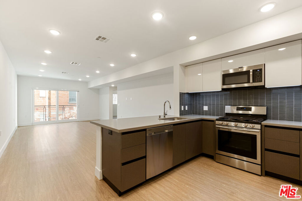 Residential Lease for rent at 837 S Harvard Boulevard 411, Los Angeles, Los Angeles County CA featuring 2 beds and 2 baths