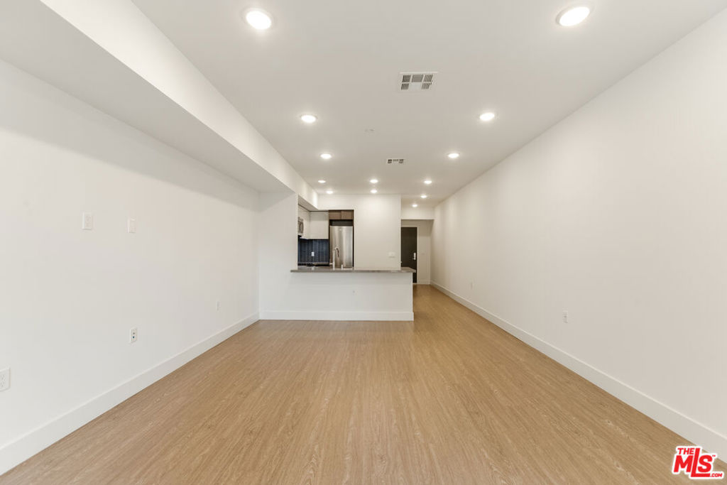Residential Lease for rent at 837 S Harvard Boulevard 302, Los Angeles, Los Angeles County CA featuring 1 bed and 2 baths