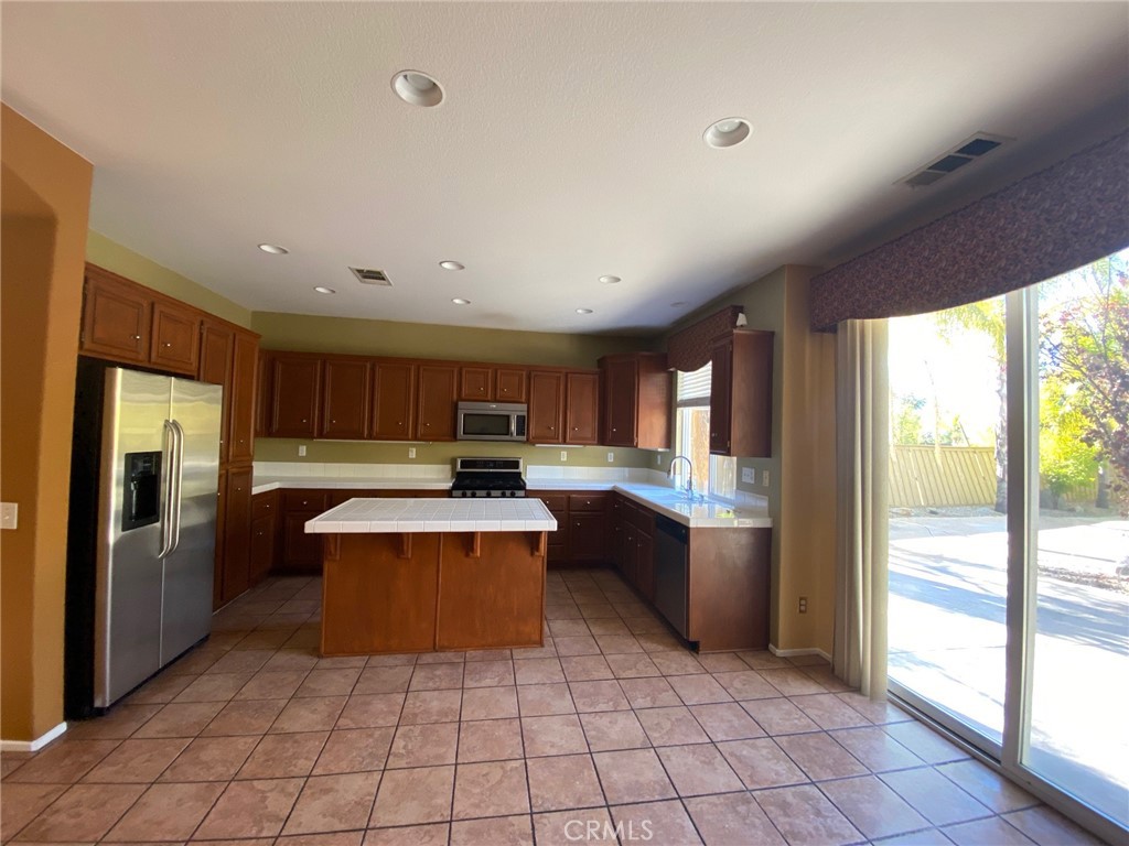 Residential Lease for rent at 40493 Chantemar, Temecula CA featuring 5 beds and 3 baths