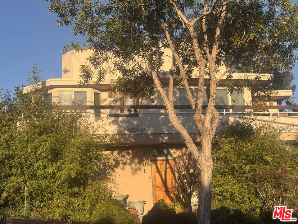 Residential Lease for rent at 3001 Highland Avenue C, Santa Monica, Los Angeles County CA featuring 2 beds and 2 baths