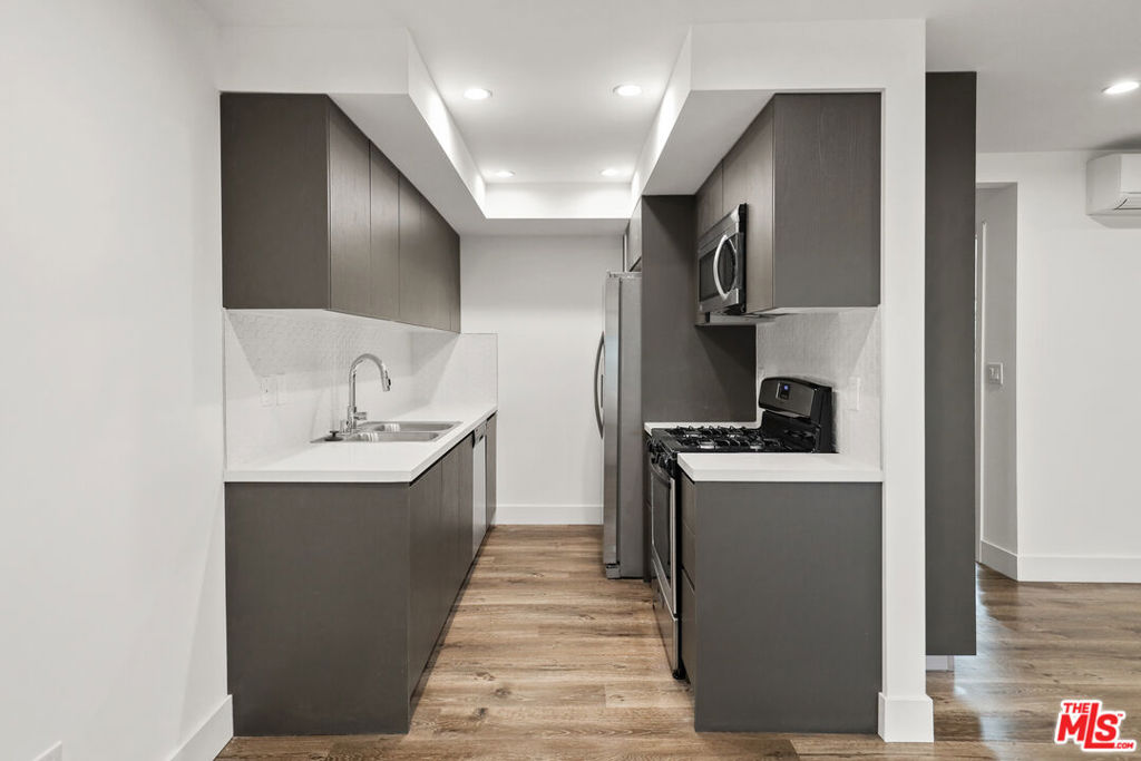 Residential Lease for rent at 1624 Federal Avenue 11, Los Angeles, Los Angeles County CA featuring 2 beds and 2 baths