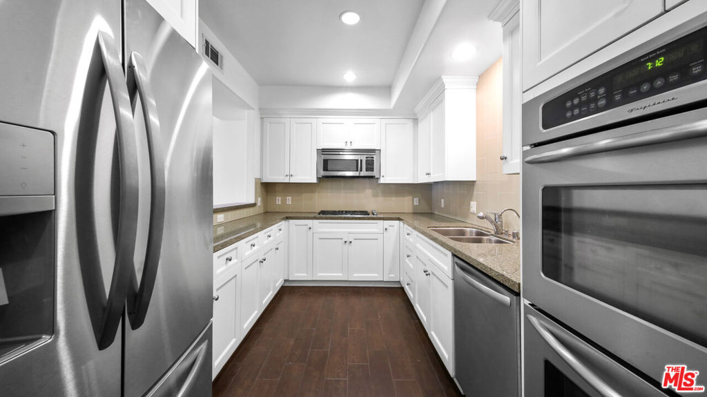 Residential Lease for rent at 1050 S HOLT Avenue 203, Los Angeles, Los Angeles County CA featuring 2 beds and 3 baths