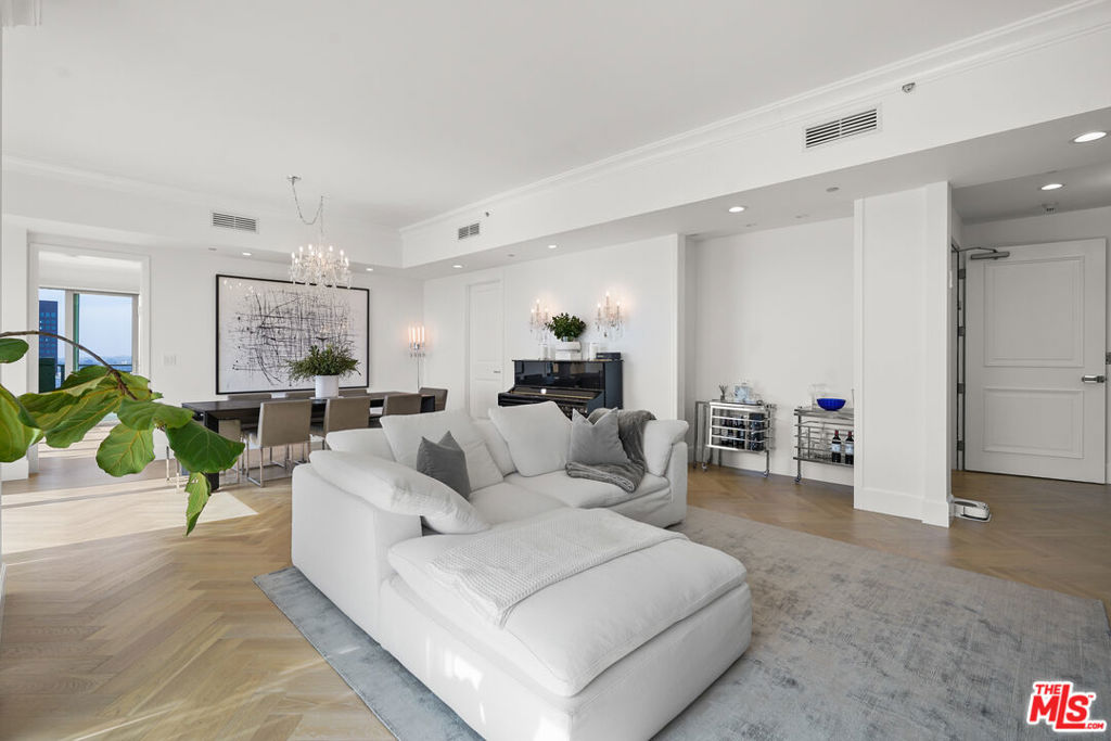 Residential Lease for rent at 10727 Wilshire Boulevard 1801, Los Angeles, Los Angeles County CA featuring 3 beds and 4 baths