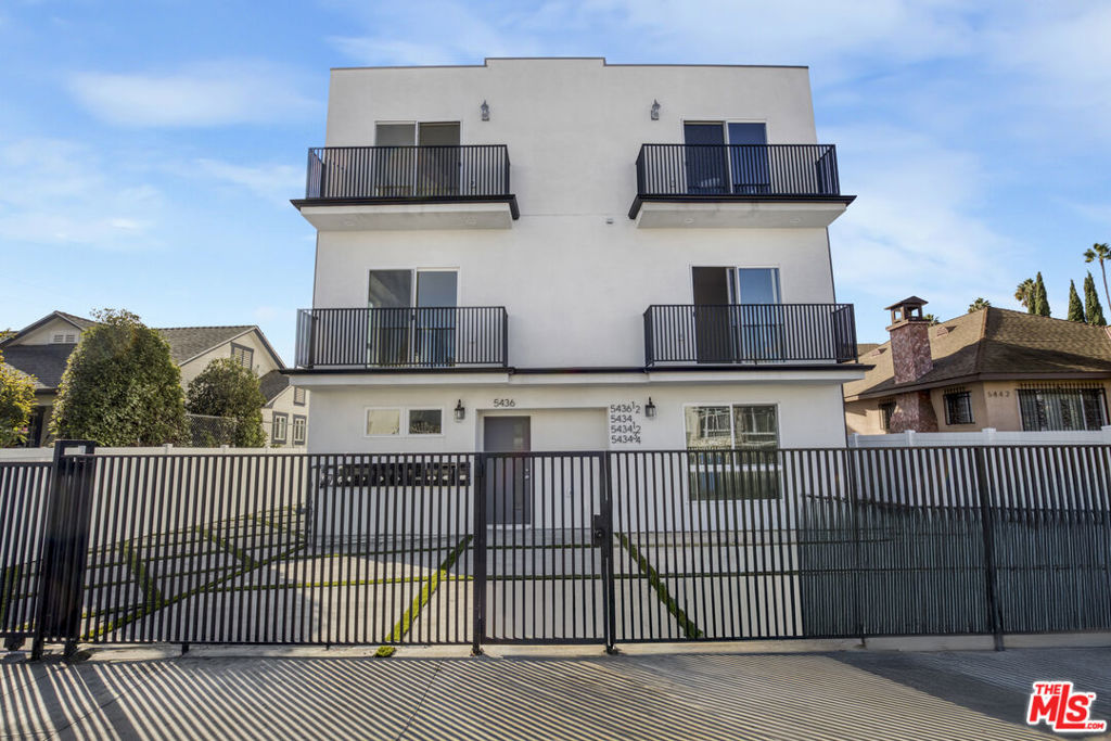 Residential Lease for rent at 5438 Romaine Street, Los Angeles, Los Angeles County CA featuring 21 beds and 21 baths