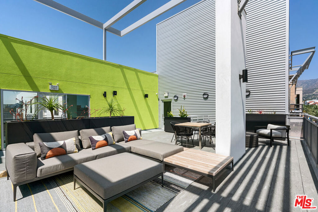 Residential Lease for rent at 325 N First Street 518, Burbank, Los Angeles County CA featuring 3 beds and 3 baths